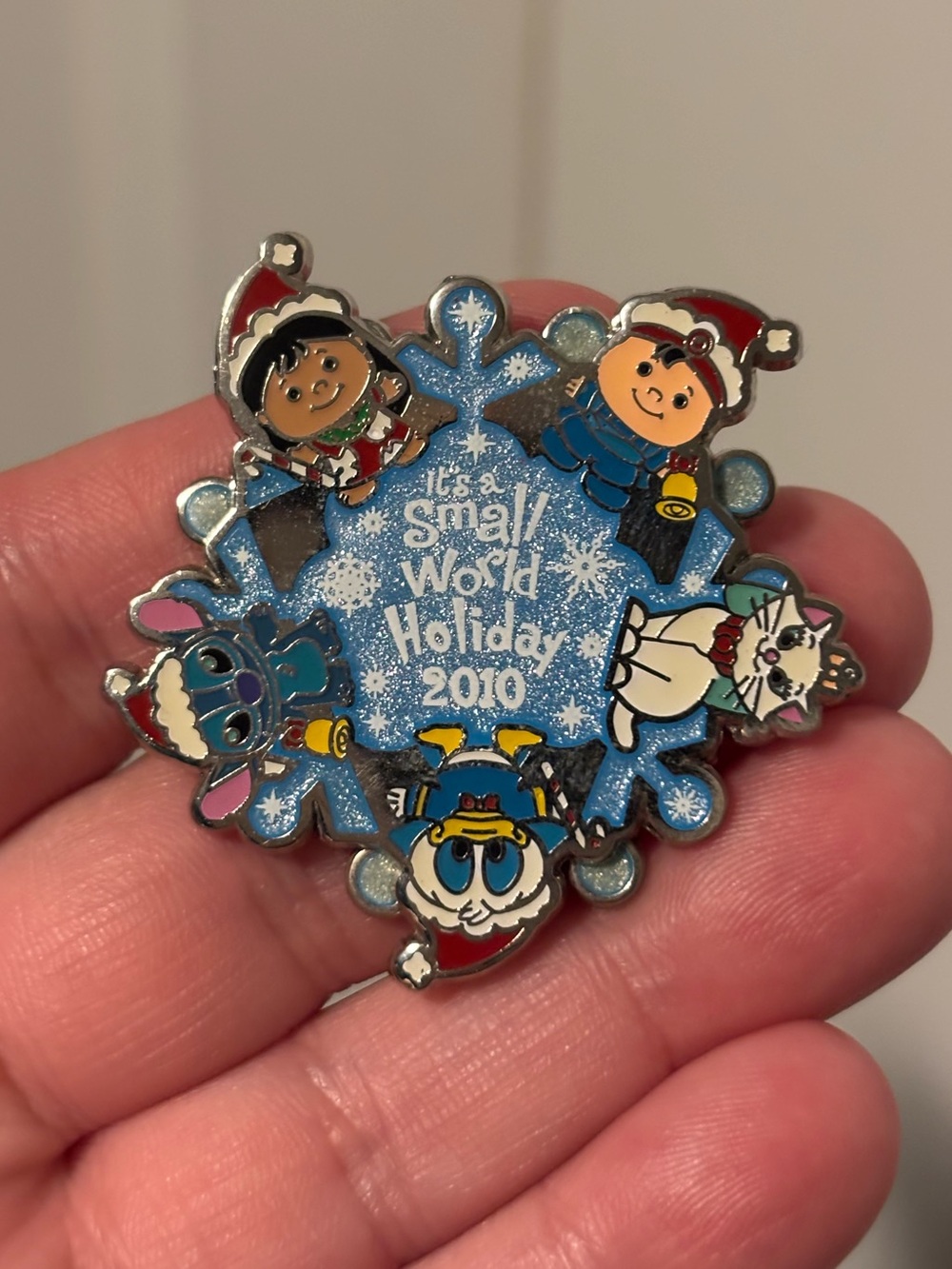 Disney - it’s a small world Holiday 2010 Spinner Pin